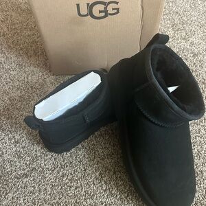 NWT UGG Classic Ultra Mini Ankle Boots Black Size 8 Suede Sheepskin